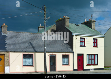 Straßenszene Pastell gemalt terrassenförmig angelegten Häuser in Kilkee, County Clare, Irland Stockfoto