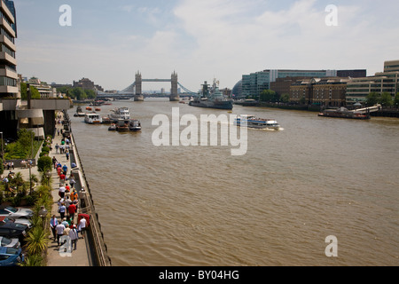 Thames Themse Weg und HMS Belfast und Tower Bridge von London Bridge anzeigen Stockfoto