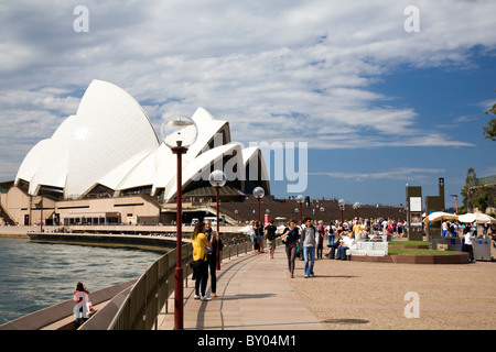 Sydney Opera House und Touristen besuchen das berühmte Wahrzeichen im Stadtzentrum von Sydney, NSW, Australien Stockfoto