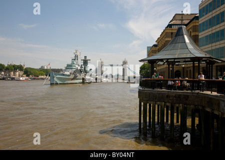 Themse der HMS Belfast und Tower Bridge anzeigen Stockfoto