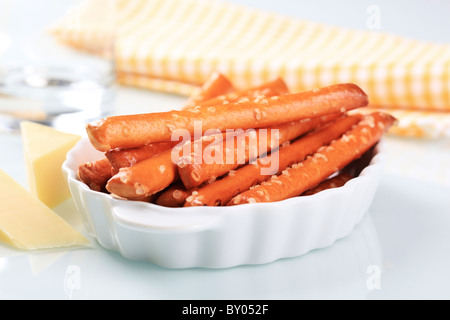 Knusprige Grissini mit grobem Salz bestreut Stockfoto