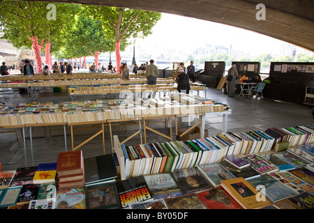 Secondhand Büchermarkt unter Waterloo Brücke außerhalb der South Bank Centre Stockfoto