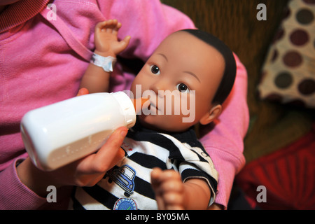 Ein 13 Jahres altes Mädchen kümmert sich eine "echte Pflege-Baby" für das Wochenende im Rahmen eines Schulprojektes, Teenager-Schwangerschaften zu verhindern Stockfoto