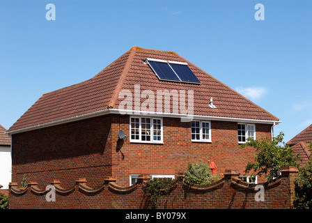 Haus mit Solaranlage auf dem Dach ausgestattet. Stockfoto