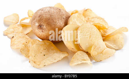 Kartoffel-Chips, die isoliert auf weißem Hintergrund Stockfoto