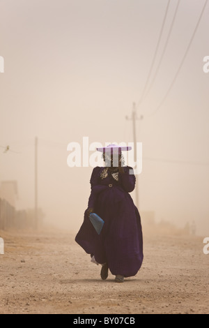 Herero-Frau im Sandsturm, Opuwo, Namibia Stockfoto