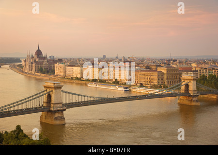 Ungarischen Parlamentsgebäude designed by Imre Steindl mit der Donau in der Vordergrund, Budapest, Ungarn, Europa, EU Stockfoto