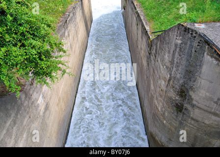 Flume, Wasser gezwungen durchzuführen Stockfoto