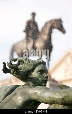 Detail der Brunnen am Trafalgar Square mit der Statue von König George IV im Hintergrund Stockfoto