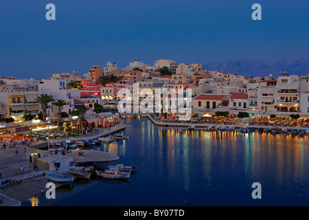 Blick auf den See Voulismeni und Agios Nikolaos bei Nacht beleuchtet. Kreta, Griechenland. Stockfoto