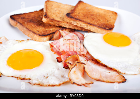 Frühstück - gerösteten Toast, Eiern, Speck Stockfoto