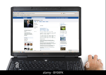 Facebook-Seite des britischen Premierministers David Cameron auf einem Laptop-Computer, UK Stockfoto