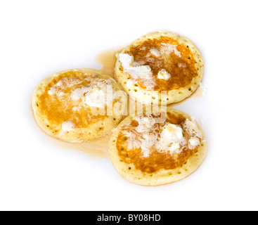 Buttermilch-Pfannkuchen mit Schlagsahne Butter und Ahornsirup, USA Stockfoto