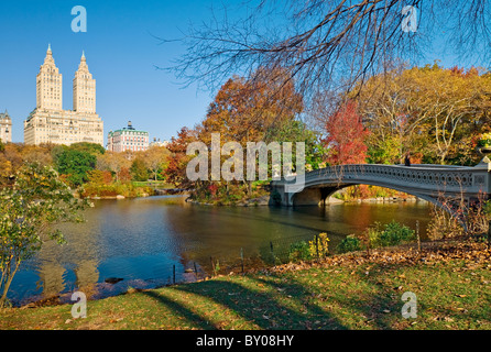 Bogen Sie-Brücke und die Skyline von Central Park West im Central Park, New York City. Stockfoto