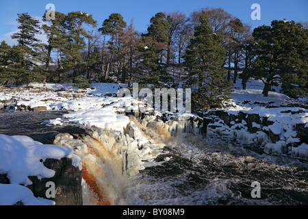 Des Flusses Tees fließt über Low Force Wasserfall im Winter oberen Teesdale County Durham England UK Stockfoto