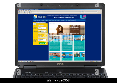 Durchsuchen der Reisen von Thomas Cook-Website auf einem Laptop-Computer, UK Stockfoto