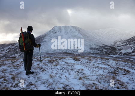 Hill-Walker an den Hängen des Stile Ende mit Blick auf Causey Hecht im stürmischen Winter Wetter Seenplatte Cumbria UK Stockfoto