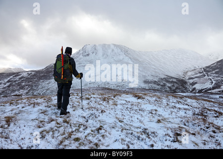 Hill-Walker an den Hängen des Stile Ende mit Blick auf Causey Hecht im Winter Seenplatte Cumbria UK Stockfoto