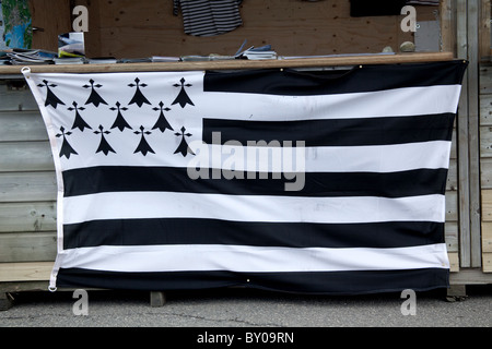 die Nationalflagge der Bretagne geheftet zu einem Stand im Hafen von Brest Bretagne Frankreich Stockfoto