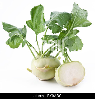 Kohl Kohlrabi auf weißem Hintergrund Stockfoto