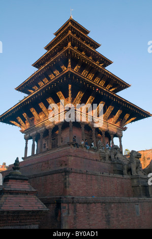 Die geformten Nyatapola-Tempel, Mitte des Taumadhi Tole Platzes im alten Bhaktapur, in der Nähe von Kathmandu, Nepal Stockfoto
