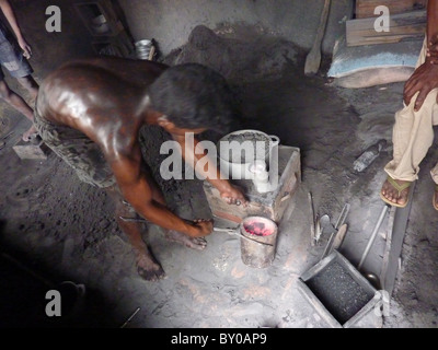 Madagaskar Einschmelzen Aluminium-Fensterrahmen, Töpfe und Pfannen in einer kleinen Fabrik zu machen. Foto Tony Gale Stockfoto