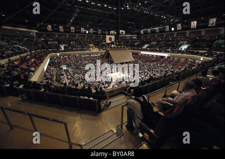 Blick auf den Ring von der oberen Etage des Stadions, Grand Sumo-Turnier Mai 2010, Ryogoku Kokugikan, Tokyo, Japan Stockfoto