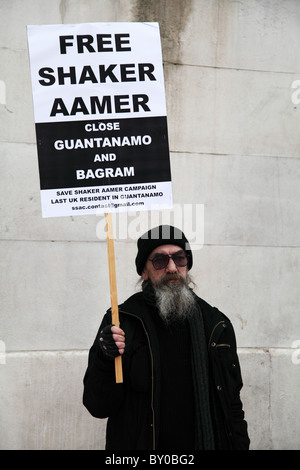 Demonstrant im jenseits Worte: stummer Zeuge Ungerechtigkeit. Die London-Guantánamo-Kampagne Stockfoto