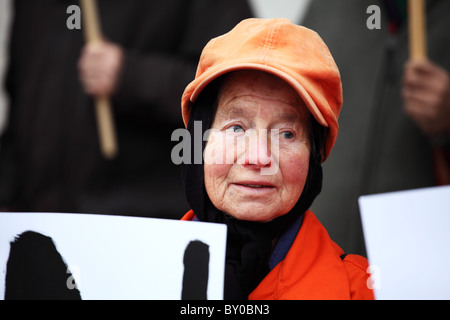 Demonstrant im jenseits Worte: stummer Zeuge Ungerechtigkeit. Die London-Guantánamo-Kampagne Stockfoto