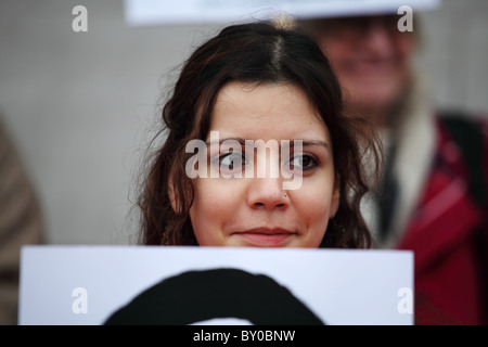 Demonstrant im jenseits Worte: stummer Zeuge Ungerechtigkeit. Die London-Guantánamo-Kampagne Stockfoto