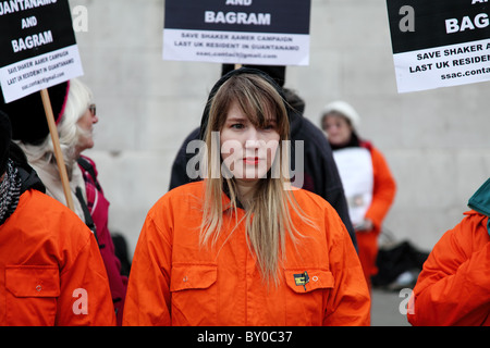 Demonstrant im jenseits Worte: stummer Zeuge Ungerechtigkeit. Die London-Guantánamo-Kampagne Stockfoto