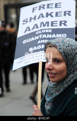 Demonstrant im jenseits Worte: stummer Zeuge Ungerechtigkeit. Die London-Guantánamo-Kampagne Stockfoto