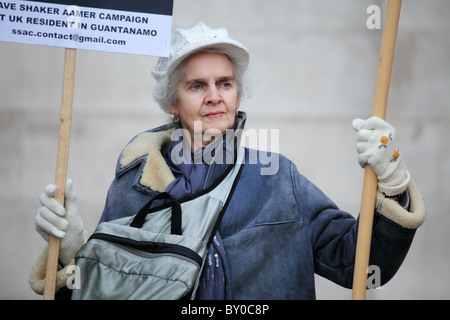 Demonstrant im jenseits Worte: stummer Zeuge Ungerechtigkeit. Die London-Guantánamo-Kampagne Stockfoto