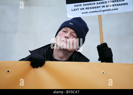 Demonstrant im jenseits Worte: stummer Zeuge Ungerechtigkeit. Die London-Guantánamo-Kampagne Stockfoto