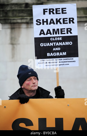 Demonstrant im jenseits Worte: stummer Zeuge Ungerechtigkeit. Die London-Guantánamo-Kampagne Stockfoto