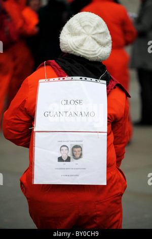 Demonstrant im jenseits Worte: stummer Zeuge Ungerechtigkeit. Die London-Guantánamo-Kampagne Stockfoto