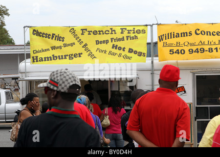 Schutzherren Line-up für Lebensmittel auf die African American Black History Month Kulturfestival in Charlottesville, VA. Stockfoto