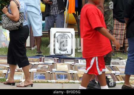 Gäste genießen Kunst und Essen auf der African American Black History Monat Kulturfestival in Charlottesville, VA. Stockfoto