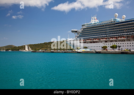 Kreuzfahrtschiff im Hafen St. Thomas Stockfoto