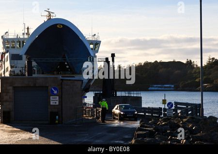 Der Auto und Personenfähre entladen in Stornoway Fährhafen auf der Isle of Lewis. Stockfoto