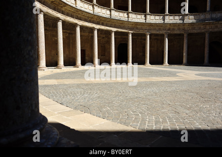 Säulen und der Hof im Inneren der prachtvollen Palacio de Carlos V an einem warmen und sonnigen Tag an der Alhambra, Granada Stockfoto