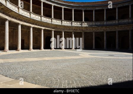 Säulen und der Hof im Inneren der prachtvollen Palacio de Carlos V an einem warmen und sonnigen Tag an der Alhambra, Granada Stockfoto