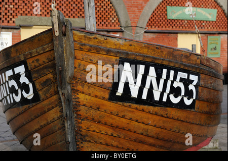 Alte Klinker gebaut Fischerboot auf Brighton Meer in der Nähe von Fischereimuseum Stockfoto