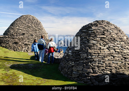 Skellig Michael alten keltischen Siedlung klösterlichen Insel island County Kerry Irland Hermitage Bienenstock Hütten Touristen auf der Suche Stockfoto