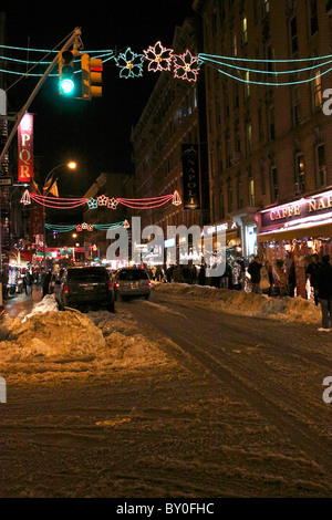 Mulberry Street im New Yorker Stadtteil Little Italy in einer kalten Nacht nach einem Schneesturm Stockfoto