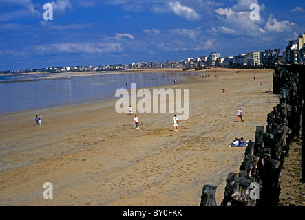 Menschen am Strand in der Stadt Saint-Malo Bretagne Frankreich Europa Stockfoto