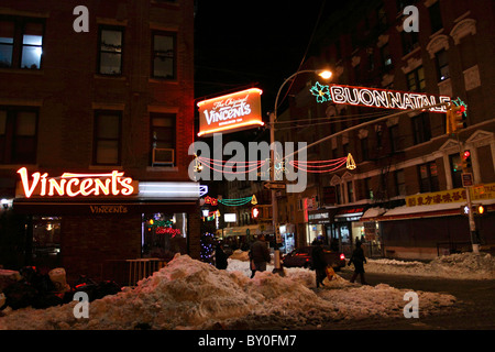 New Yorker Stadtteil Little Italy in einer kalten Nacht nach einem Schneesturm Stockfoto