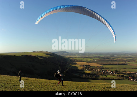 Paragliding am Devils Dyke in der Nähe von Brighton Sussex UK an einem sonnigen Wintertag Stockfoto