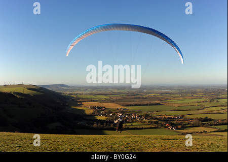 Paragliding am Devils Dyke in der Nähe von Brighton Sussex UK an einem sonnigen Wintertag Stockfoto