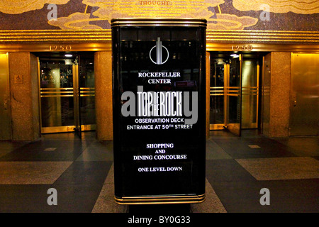 Eingang zum 1250 Avenue of the Americas, Teil des Rockefeller Center in New York City Stockfoto